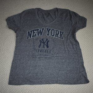 NY Yankees V-Neck Tee | Size XL